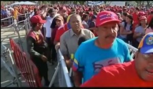 Les Vénézuéliens, par milliers, veulent toucher le cercueil de Chavez