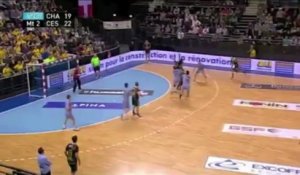 Le gardien de Cesson-Rennes Yann Genty réalise un pastis lors de la 18e journée de D1 de handball face à Chambéry