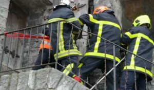 Les pompiers portent secours à un migrant coincé dans l'une des anciennes citernes de l'église Notre-Dame