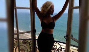Christina Aguilera Shows Figure on Set