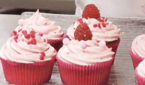 Vidéo recette : le cupcake framboise noix de coco de Synie's Cupcakes