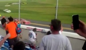 Accident de voiture / Daytona 300 : Roue dans le public!