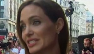 Angelina Jolie : sa marraine Jacqueline Bisset commente sa mastectomie