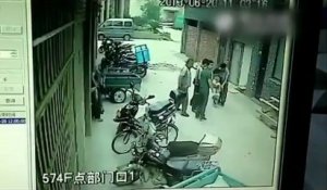 Une enfant qui chute du 4ième étage est rattrapée (Chine)