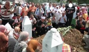 Les familles de Srebrenica continuent d'enterrer leurs morts