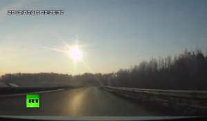 Crash d'une météorite géante en Russie - Pluie de météorites et panique générale en Oural !!