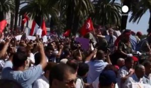Opposants et partisans du gouvernement face-à-face à Tunis
