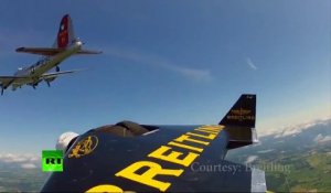 Enorme : L'homme volant, Jetman à coté d'un avion, B17 bomber.