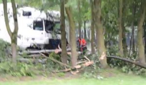 Un camion finit sa course dans les arbres à Maisières