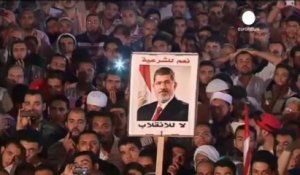 Les pro-Morsi poursuivent leur sit-in en attendant une...
