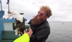 Un pêcheur attrape un goéland au vol