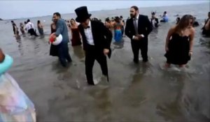 Flashmob : en costard sur la plage