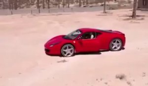 Enfant drifte avec une Ferrari 458 Italia en Libye