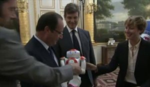 Quand François Hollande rencontre Nao le robot