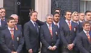 Un rugbyman fait une blague à David Cameron lors d'une photo officielle
