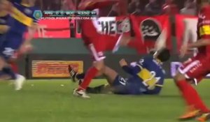 Football : Gaspard Iniguez tacle avec la tête, prend un carton jaune et perd trois dents