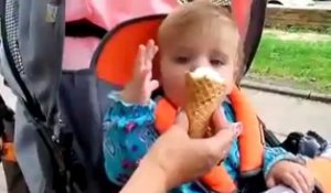 Bébé mange de la glace pour la première fois