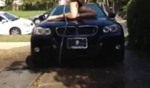 Sexy en lavant sa voiture !