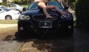 Le pire Hot Car Wash jamais vu! La fille tombe de la voiture.
