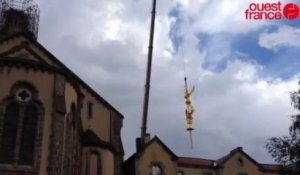 L'Archange saint Michel retrouve sa place - La statue hissée par un camion-grue