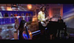 Ayo chante "I'm Walking" dans "C à vous" sur France 5