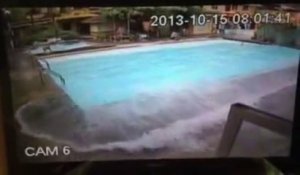 Gros séisme vu d'une piscine d'un hotel aux Philippines!