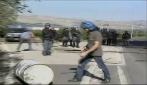 Des migrants en colère s'attaquent à la police en Sicile