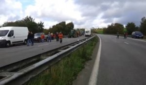 Ecotaxe. Pont-de-Buis : 100 m séparent gendarmes et opposants