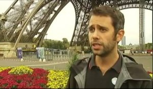 Un militant de Greenpeace se suspend sur la Tour Eiffel