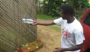 Il boit 4 litres d'eau et la ressort sous pression : Liberian Water Man