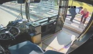 Un chauffeur de bus sauve une femme en l’empêchant de sauter d'un pont.