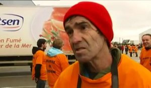 Des salariés bretons en grève condamnent les violences des "Bonnets rouges"