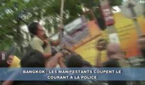 Les manifestants coupent le courant à la police thaïlandaise