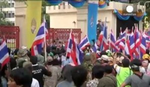 Les manifestants thaïlandais prennent temporairement le siège de l'armée