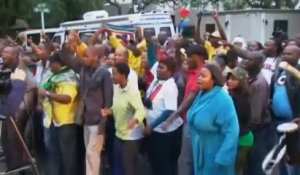 Recueillement et chants devant la maison de Mandela