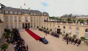 F. Hollande et N. Sarkozy enterrent la hache de guerre pour honorer Mandela