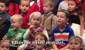 Une petite fille chante en langue des signes pour ses parents sourds! Trop mignon!