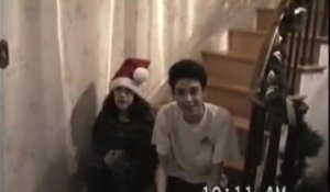 Depuis 25 ans, papa filme ses enfant qui descendent les escaliers le jour de Noël