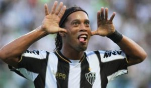 Les nouveaux skills savoureux de Ronaldinho à l'entraînement !