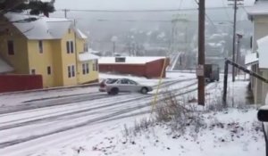 Une voiture négocie un virage dans la neige... enorme!