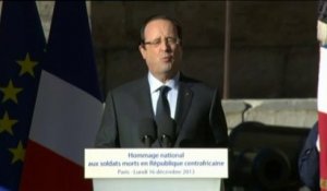 Hollande rend hommage aux deux soldats tués en Centrafrique