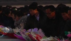 La Corée du Nord célèbre Kim Jong-il avec des fleurs