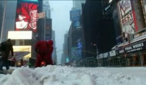 Etats-Unis : tempête de neige sur la côte est, New York au ralenti