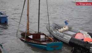 Clohars-Carnoët (29). Deux bateaux renfloués dans le port de Doëlan