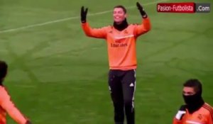 Cristiano Ronaldo se paye Pepe à l'entraînement !