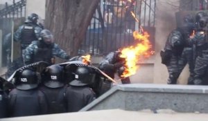 Kiev : Les policiers brûlent vivants à cause de cocktails molotov