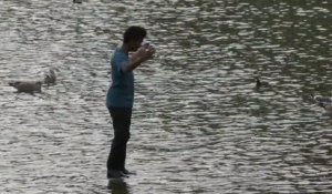 Le magicien Rahat marche sur l'eau en caméra cachée