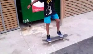 Un pro du skateboard de deux ans