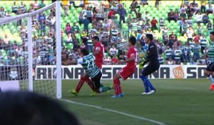 Football - Javier Orozco marque et doit sortir après avoir été assommé par le poteau
