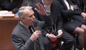 Les députés UMP imitent la sirène des pompiers à la fin de l'intervention de Jean-Marc Ayrault